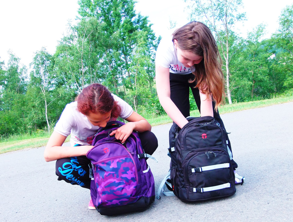 Kinder mit Take ist easy Rucksack