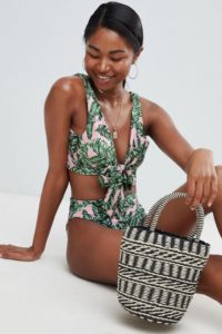 PrettyLittleThing - Bikini-Oberteil mit Palmenblätterdruck und Schnürung auf der Vorderseite - Mehrfarbig - Farbe:Mehrfarbig
