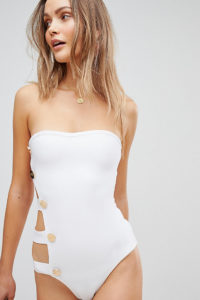 PrettyLittleThing - Badeanzug in Bandagen-Optik mit seitlichen Knöpfen - Weiß - Farbe:Weiß